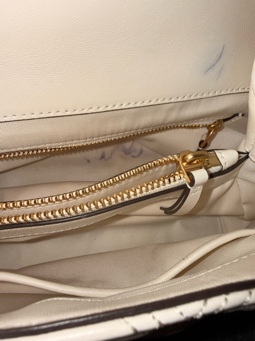 Tory Burch Quilted White Leather Shoulder Bag with Gold Chain - Picture 11 of 13